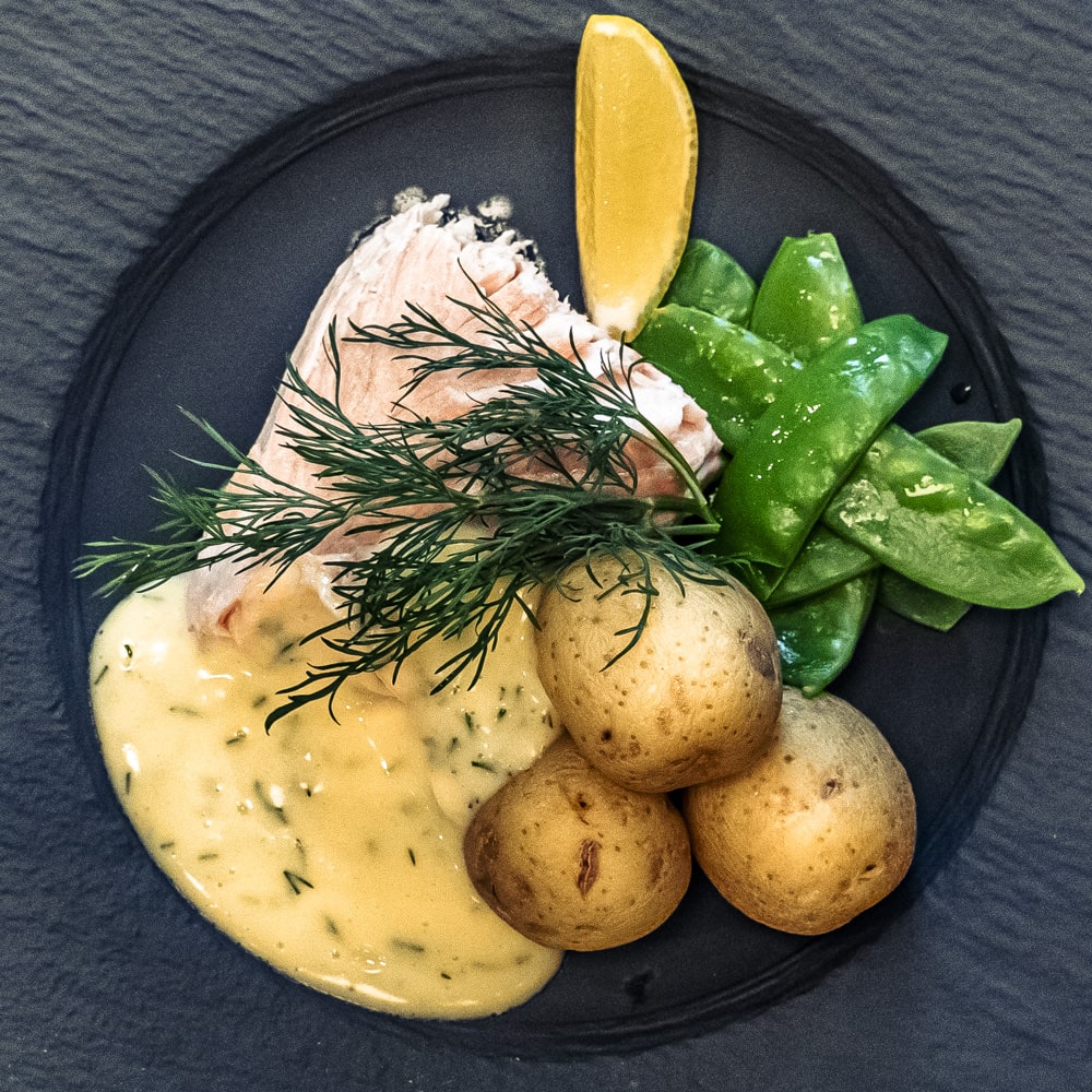 Ugnsstekt lax med Dill hollandaise samt sockerärter serveras med