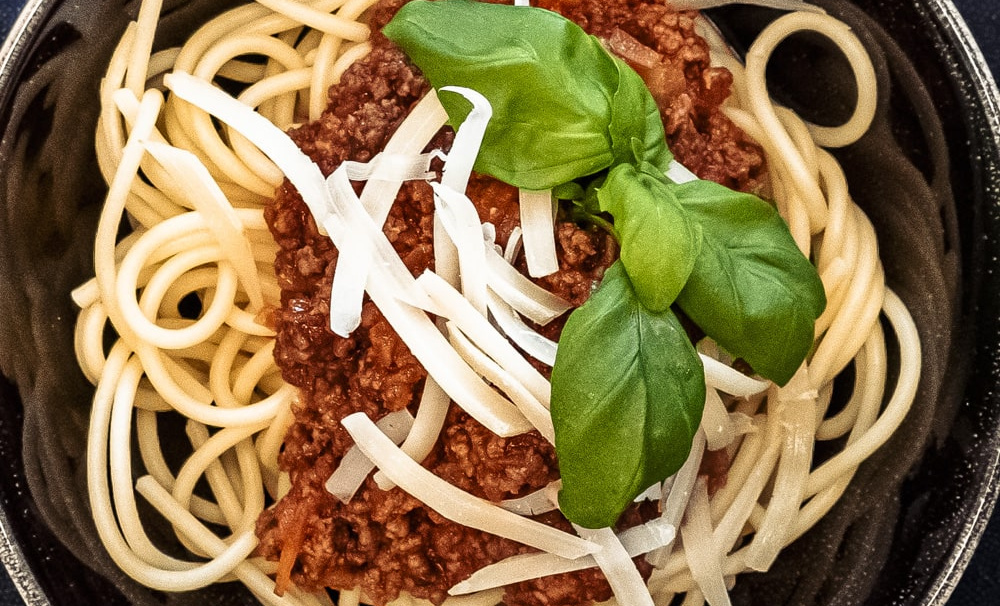 Pasta Bolognese med hyvlad Grana Padano Färdiga maten