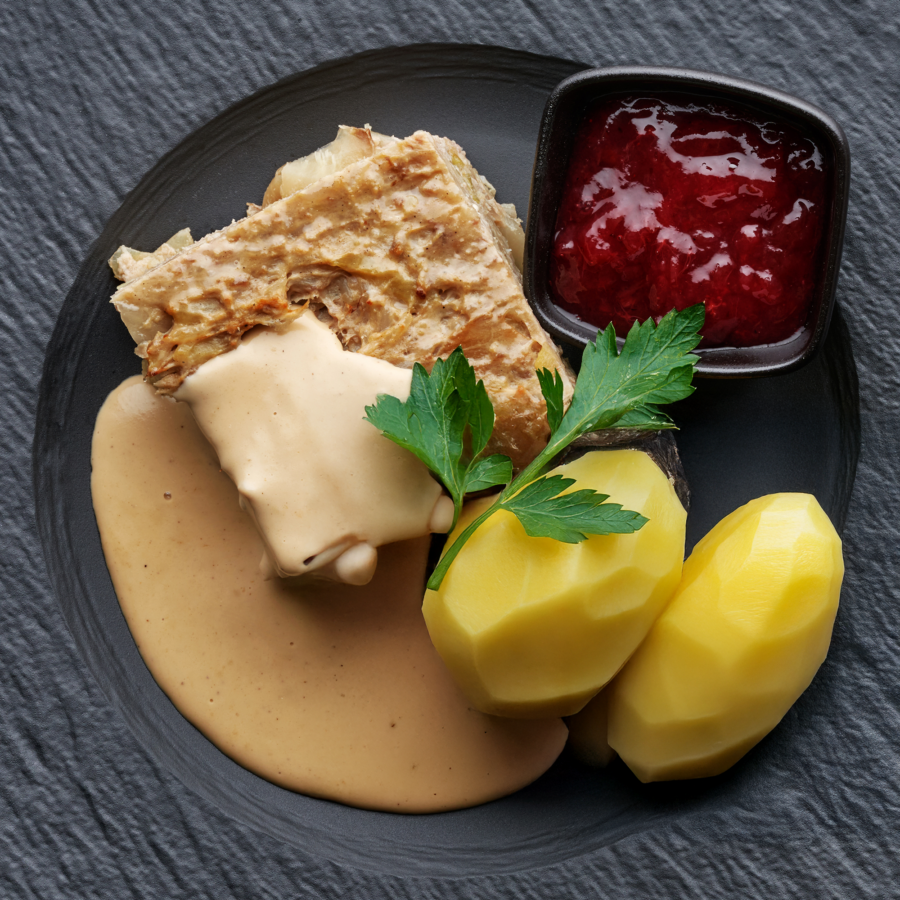 Kålpudding-med-gräddsås-kokt-potatis-och-lingon