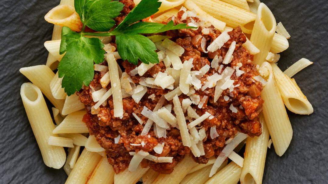 Pasta Bolognese med hyvlad Grana Padano Färdiga maten